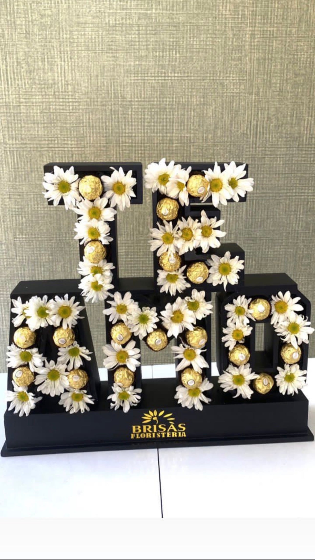 Arreglo en base de madera Te Amo.