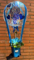 Ramo con rosas azules y globos