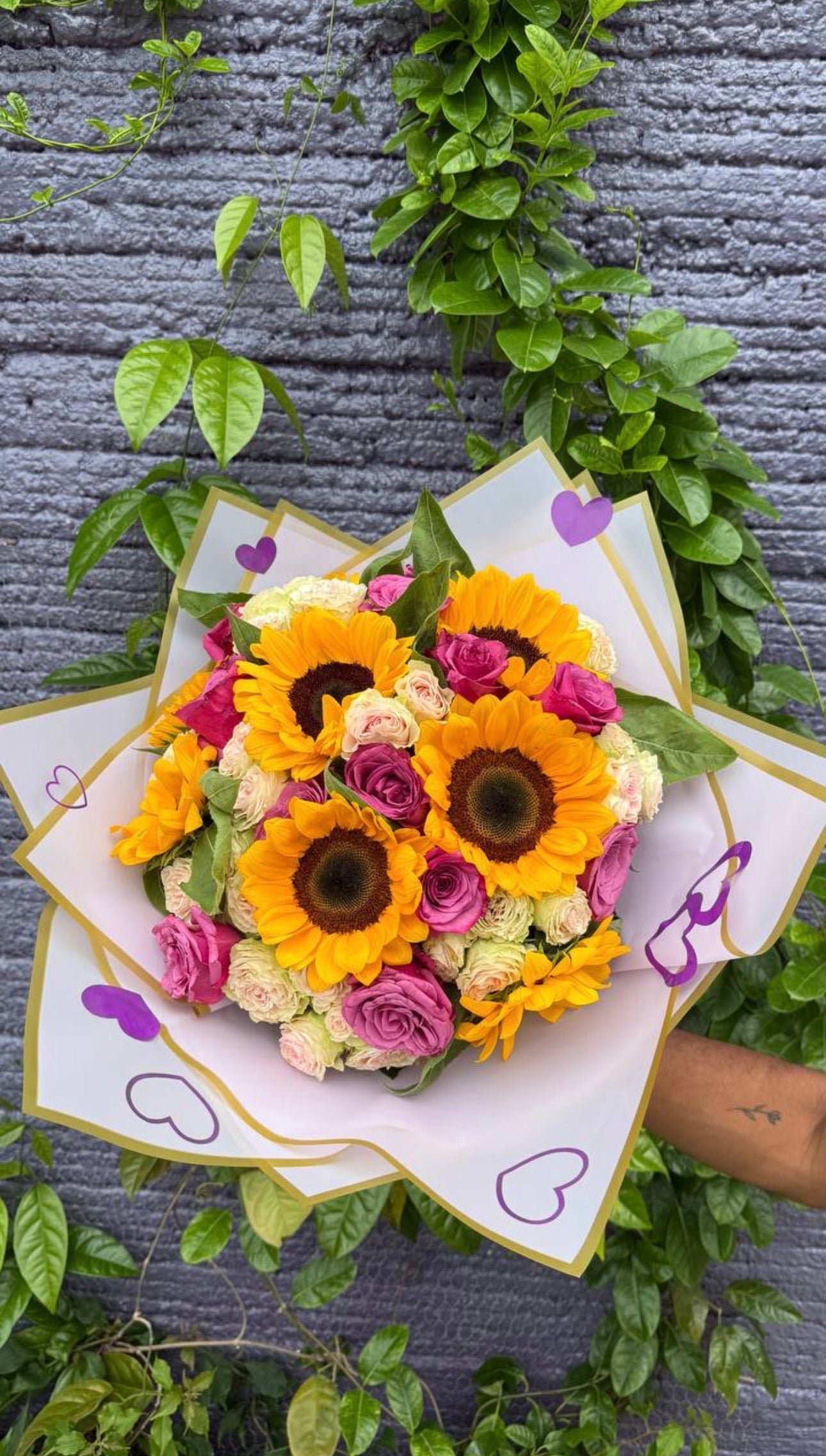 Bouquet con rosas, girasoles y baby rosas