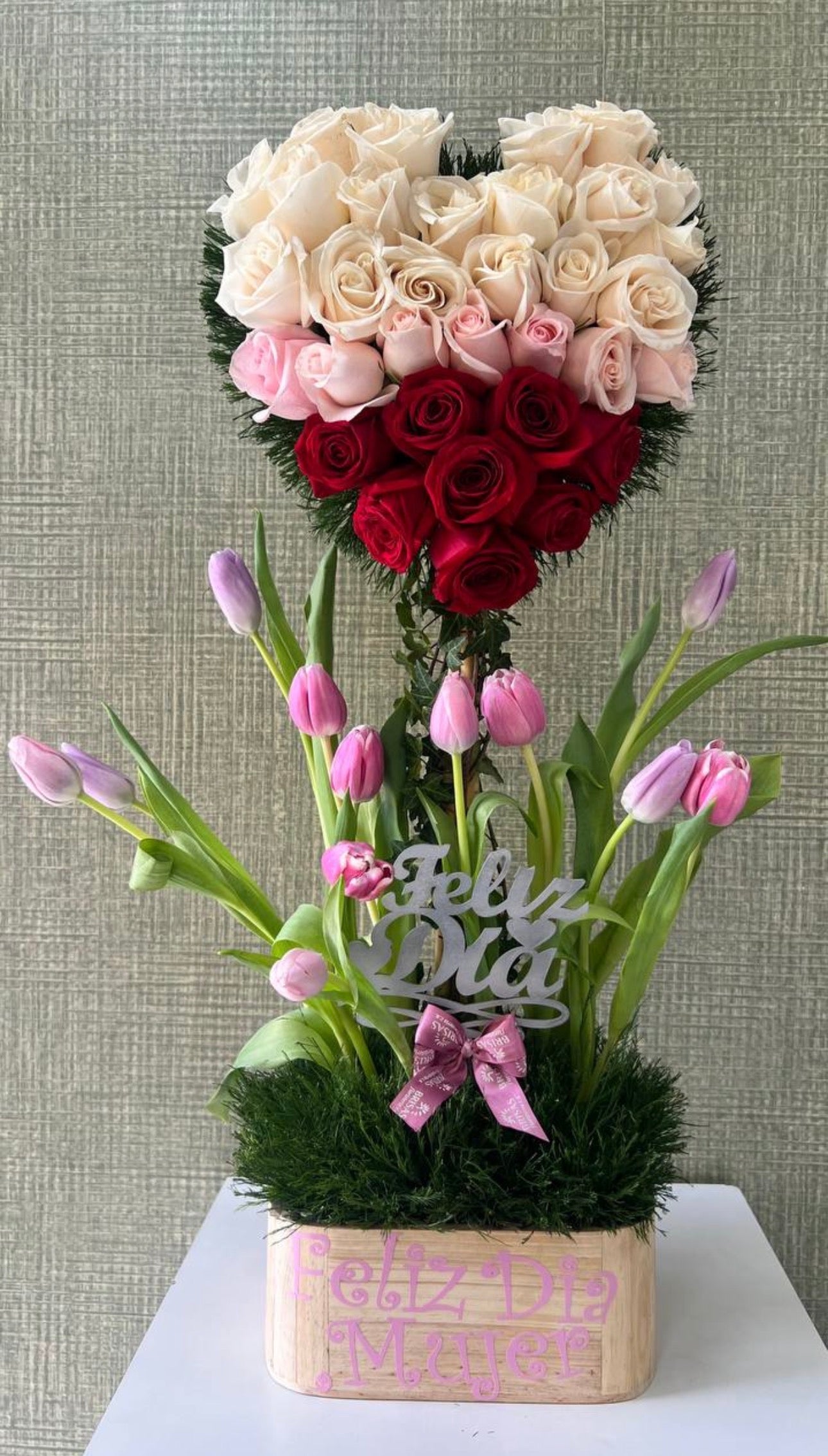 Topiario en forma de corazón de pursa rosas y 12 tulipanes con topper