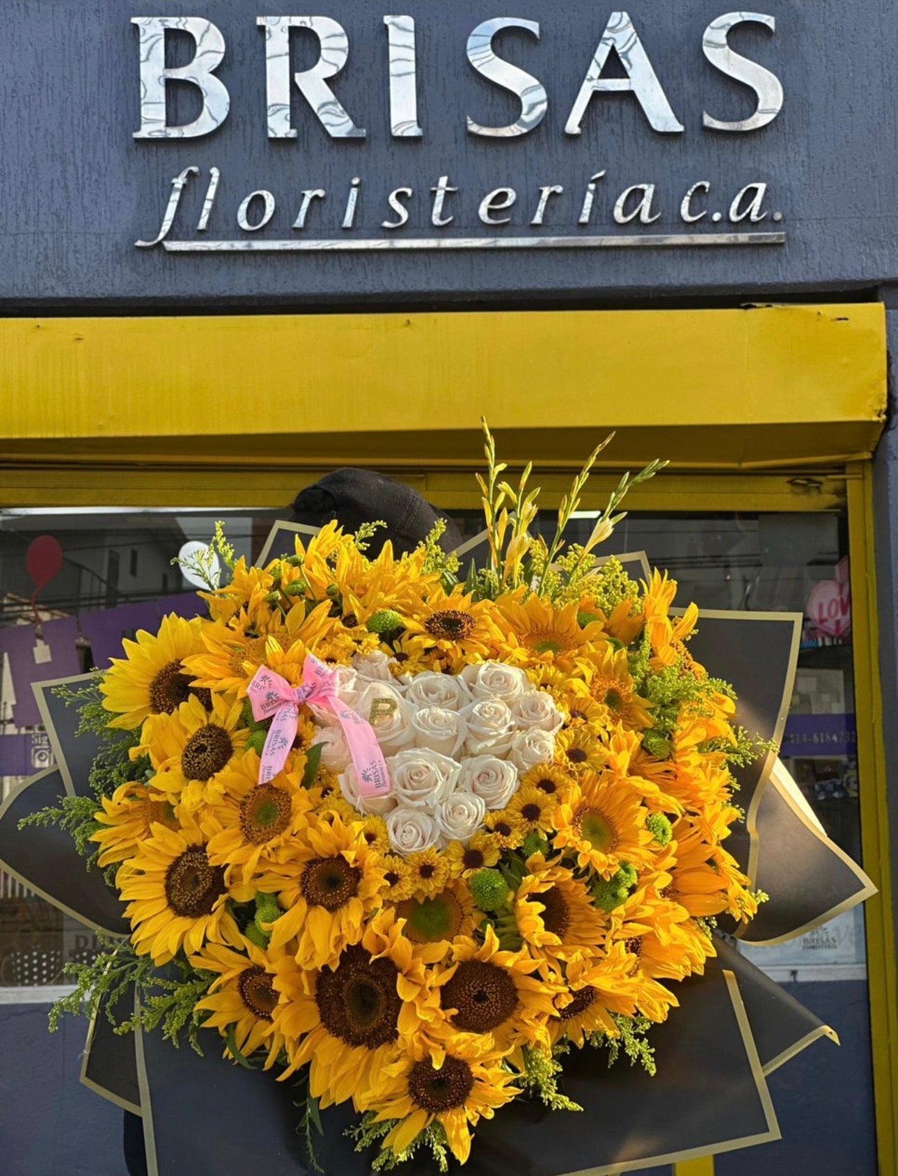 Base madera en forma de corazón con girasoles y rosas