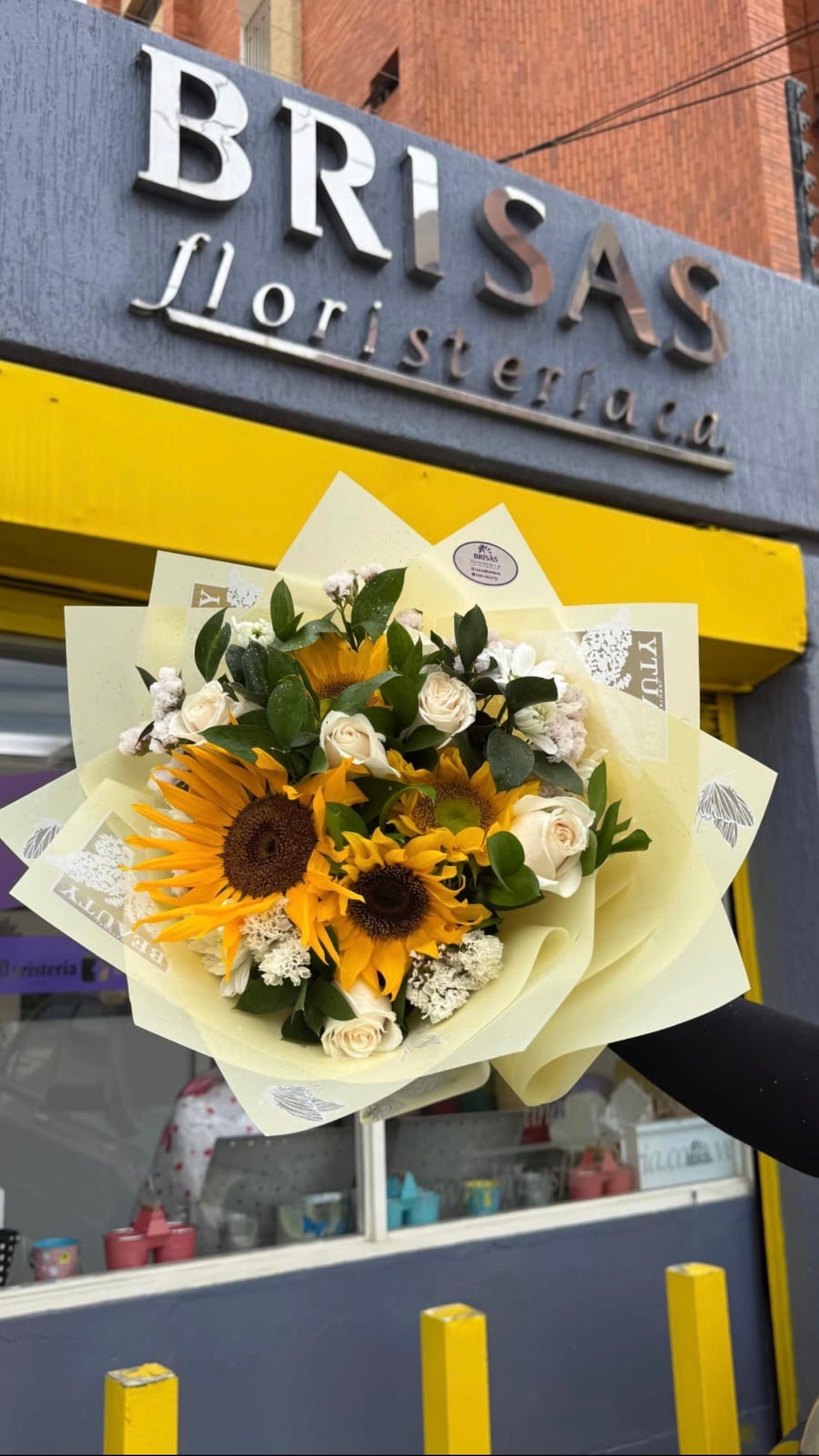 Bouquet de girasoles y rosas