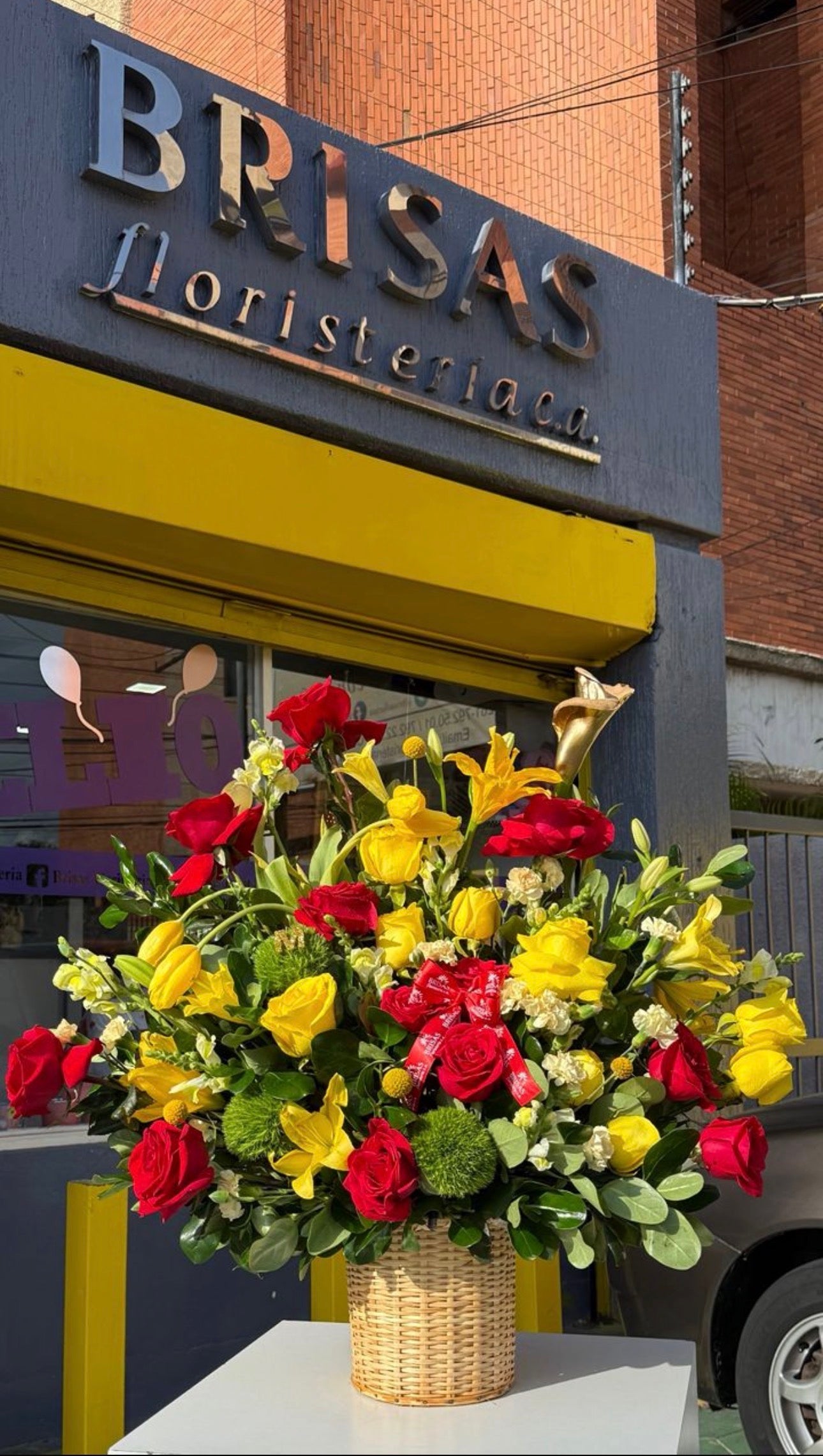 Box flowers en cesta