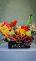 Arreglo con frutas y flores
