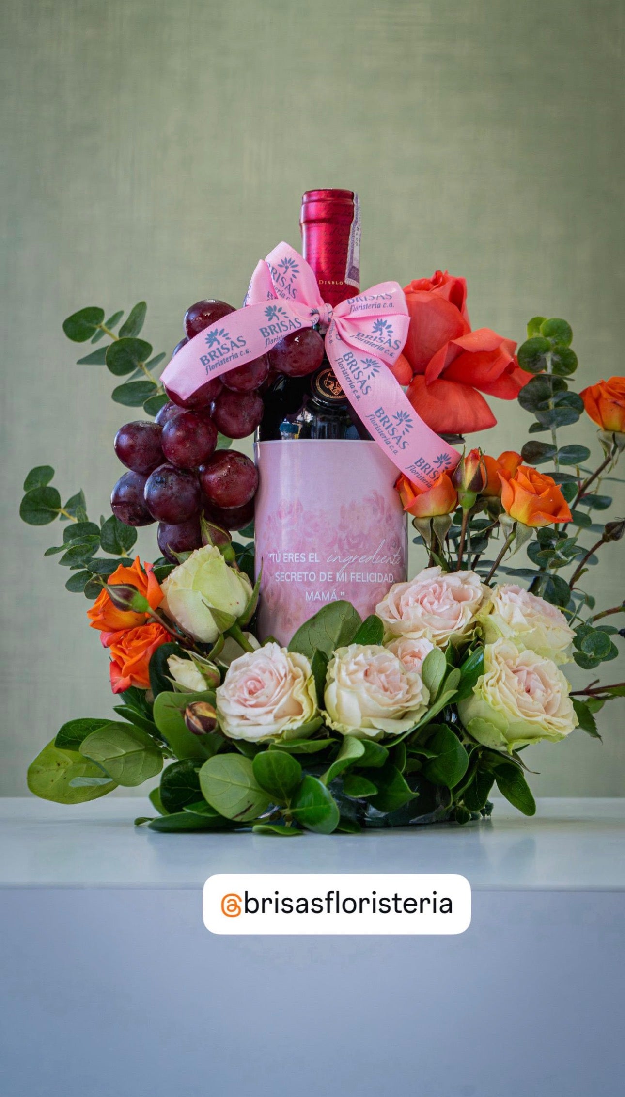 Botella de vino con arreglo