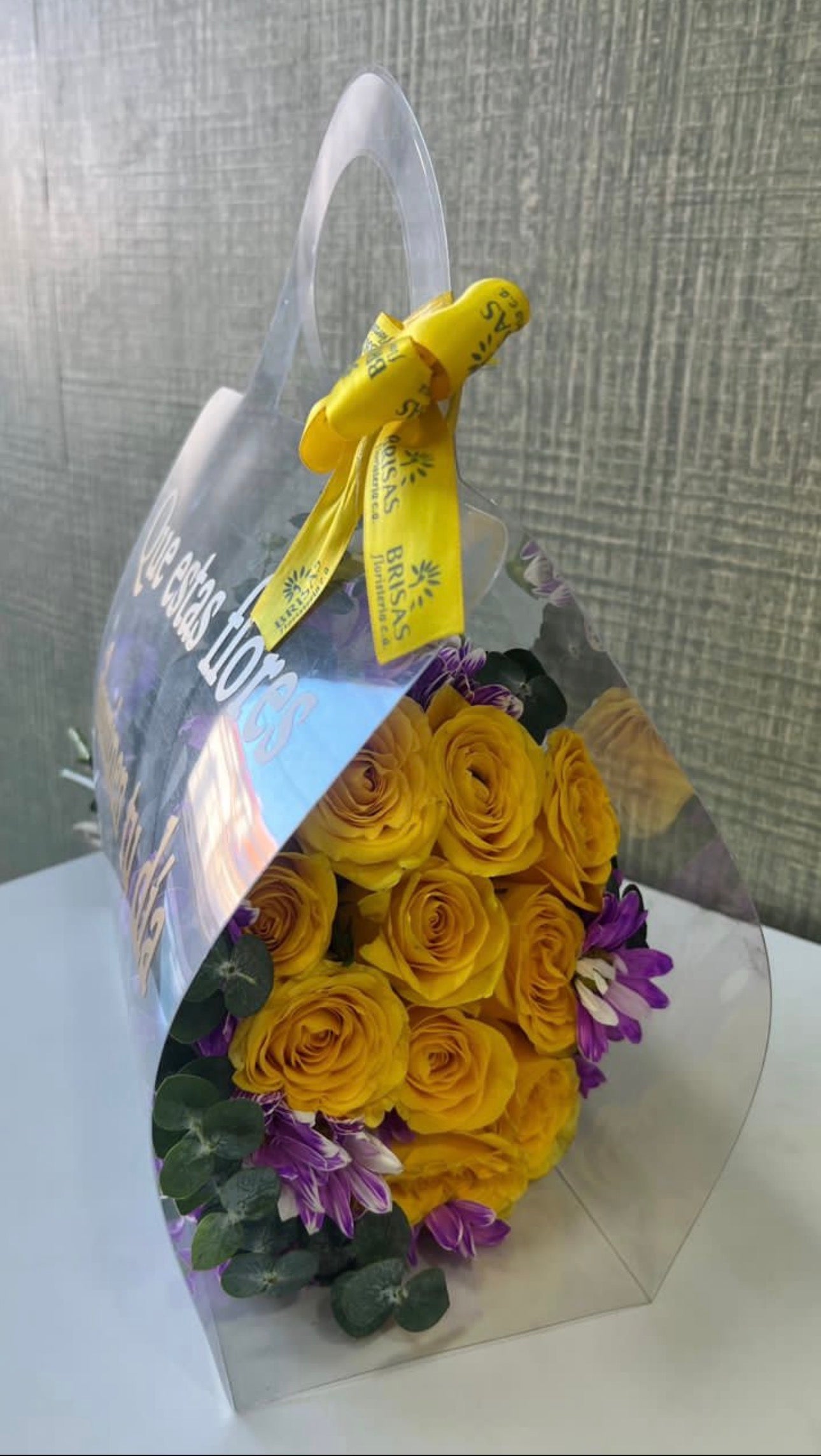 Cartera de Acetato con 10 rosas, margaritas y eucalipto