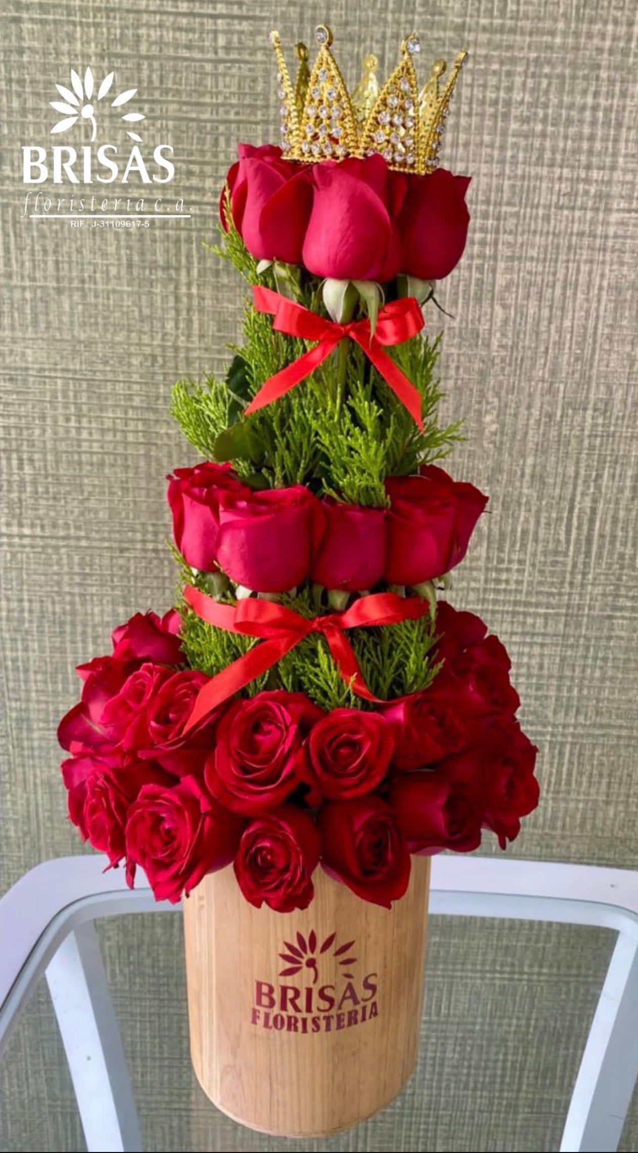 Arreglo en base de madera con rosas