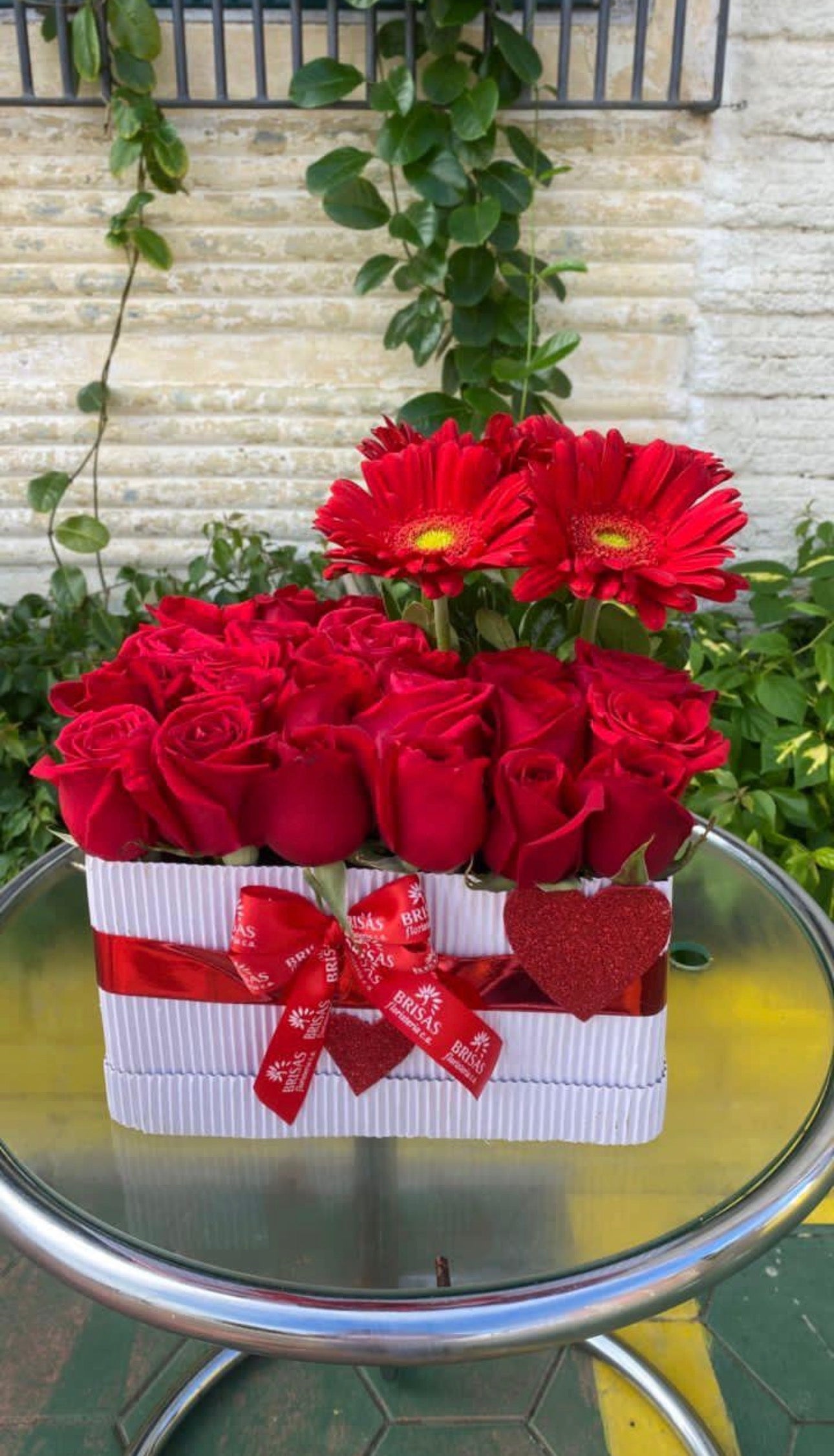 Arreglo en base de madera con rosas