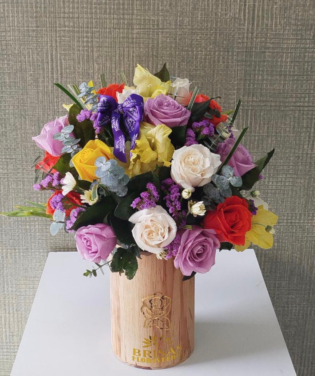 Arreglo en base de madera con rosas