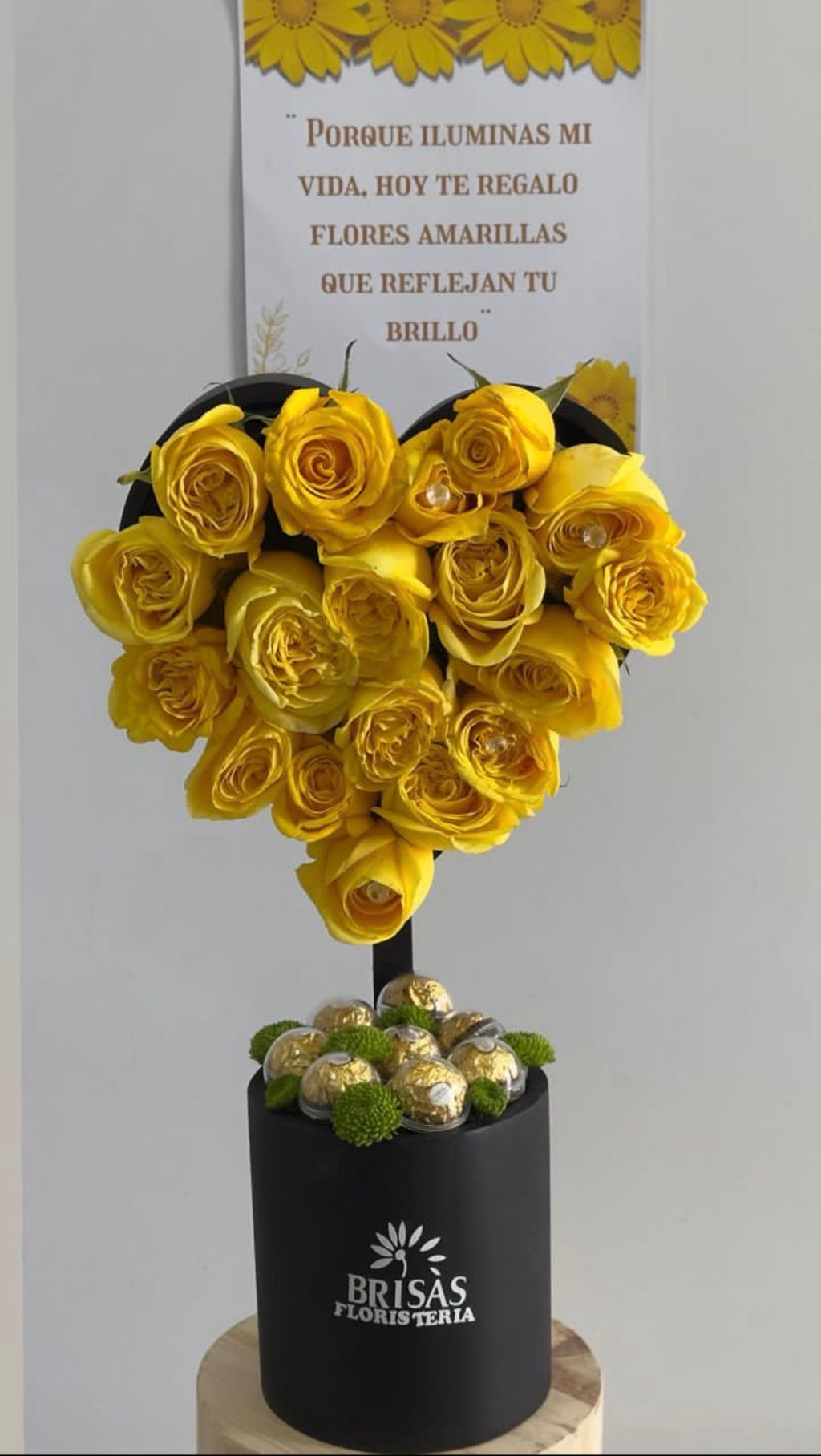 Arreglo en base de madera con rosas