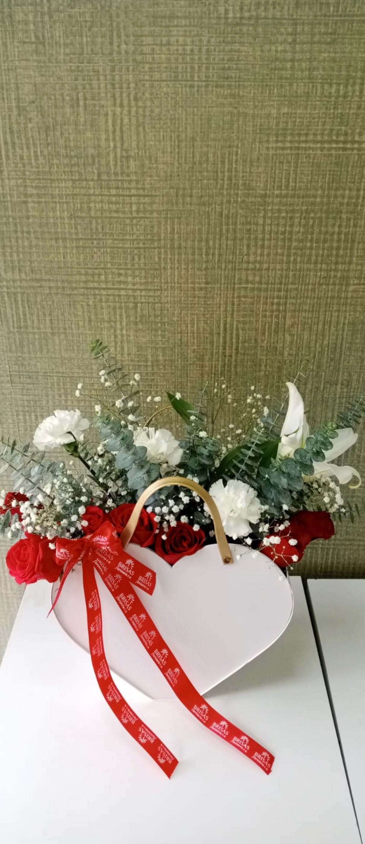 Caja de corazón en forma de cartera con arreglo