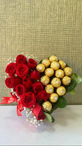 Arreglos en forma de corazón con rosas y ferreros