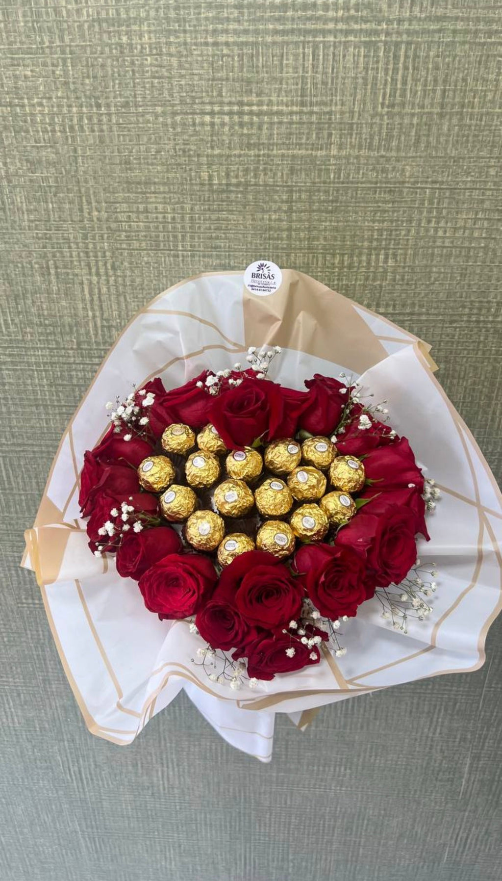 Arreglos en forma de corazón con rosas y ferreros