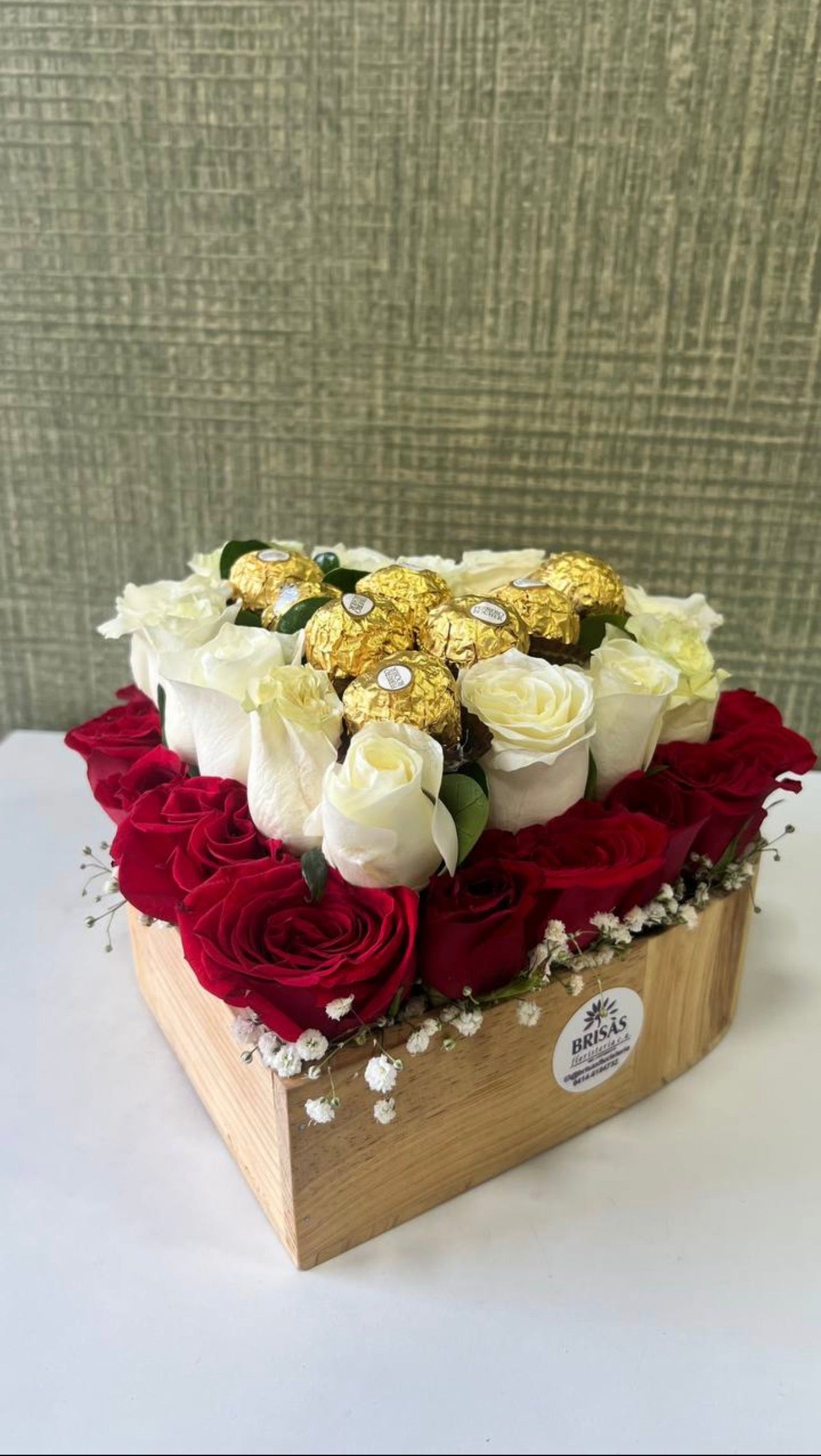 Arreglos en forma de corazón con rosas y ferreros