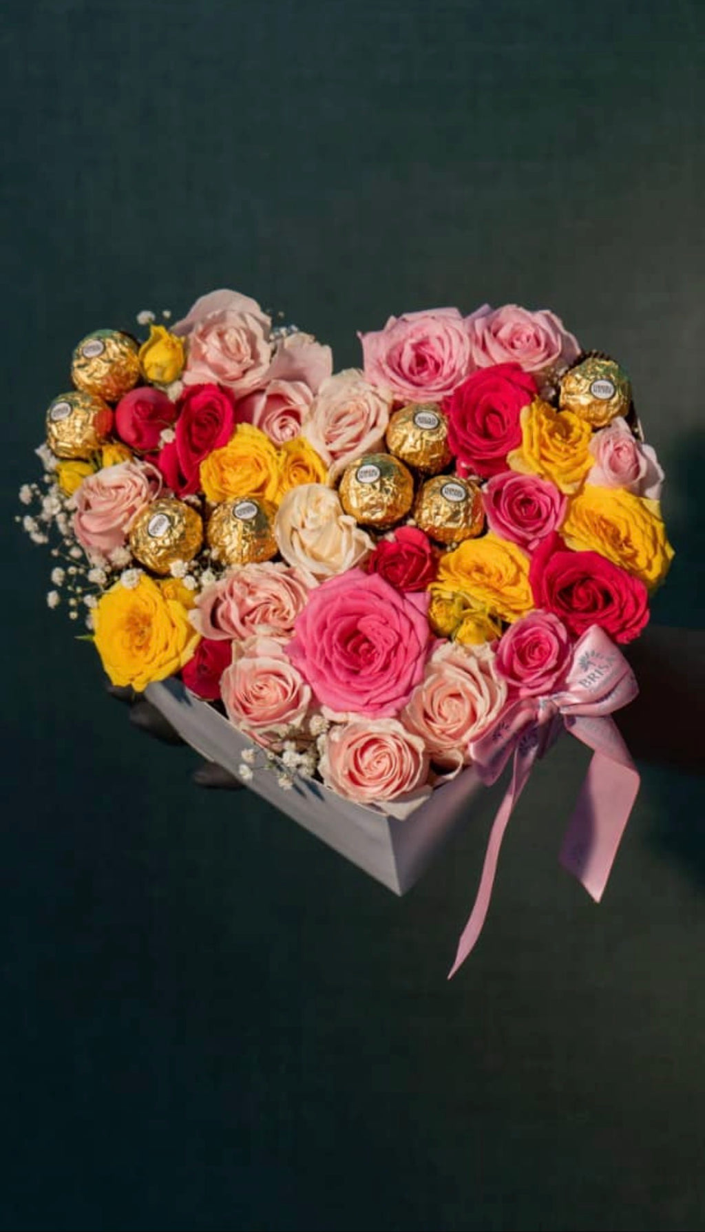 Arreglos en forma de corazón con rosas y ferreros