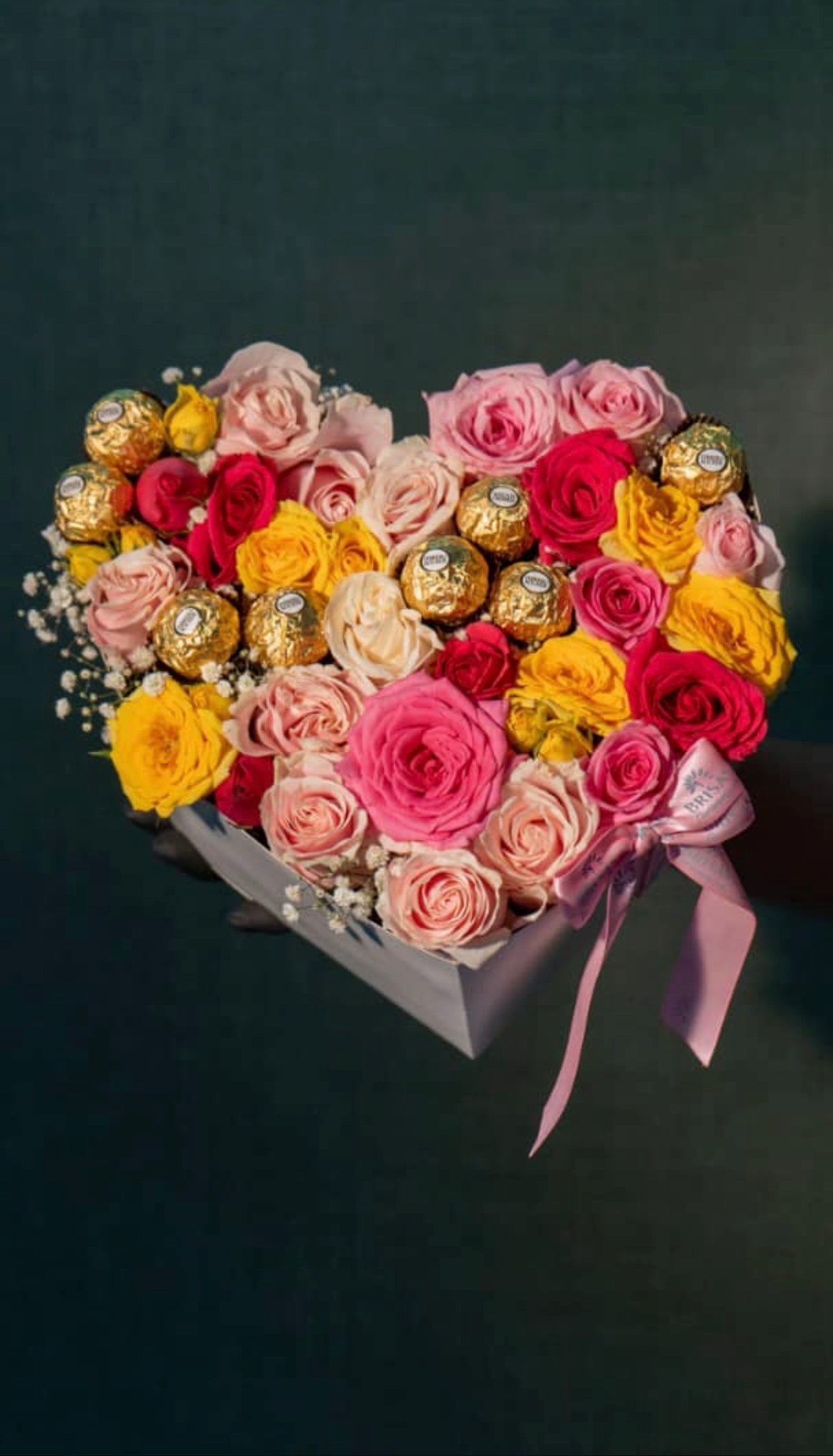 Arreglos en forma de corazón con rosas y ferreros