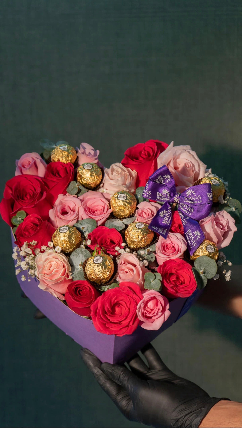 Arreglos en forma de corazón con rosas y ferreros