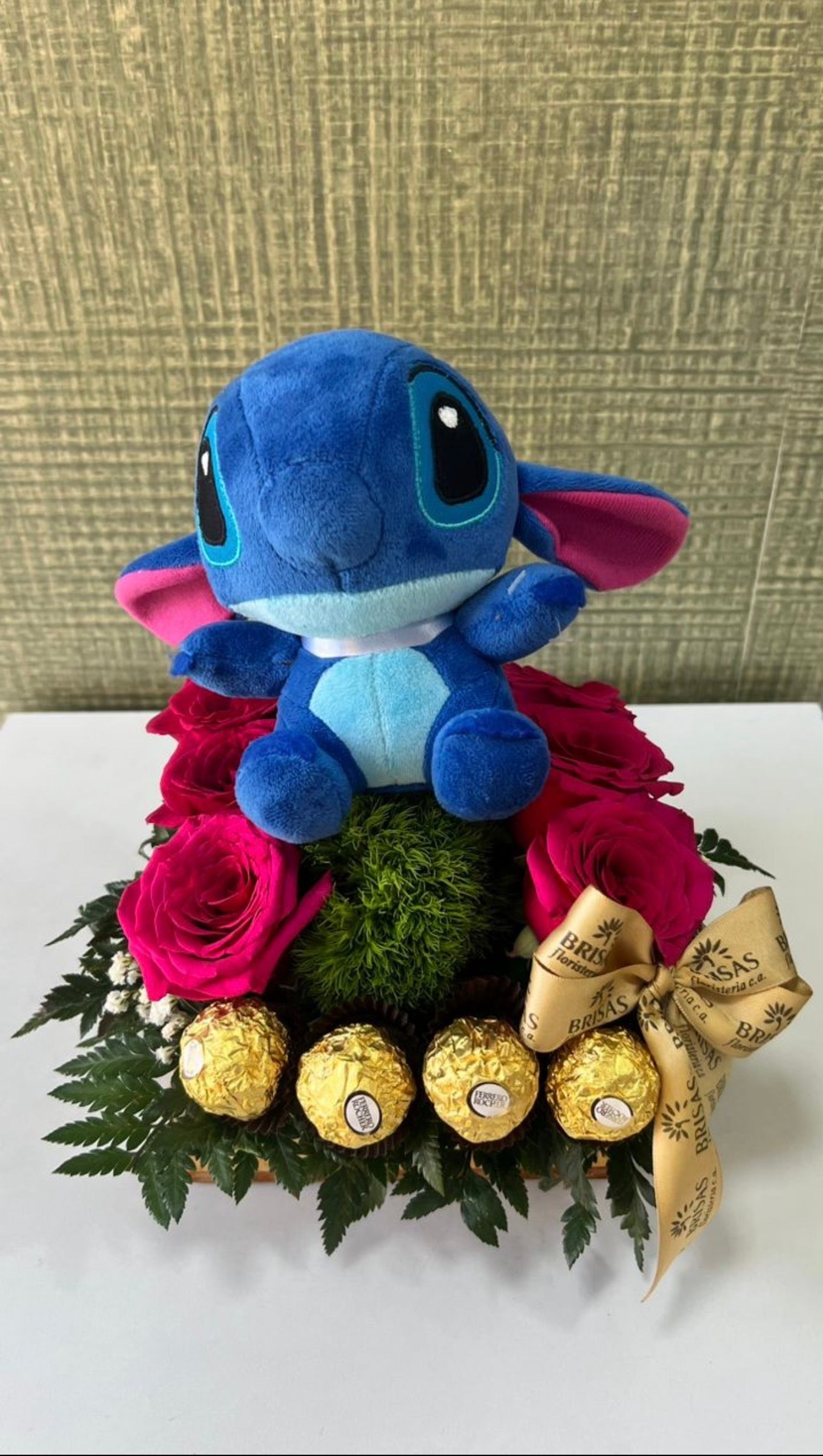 Ramo con rosas, ferrero y peluche