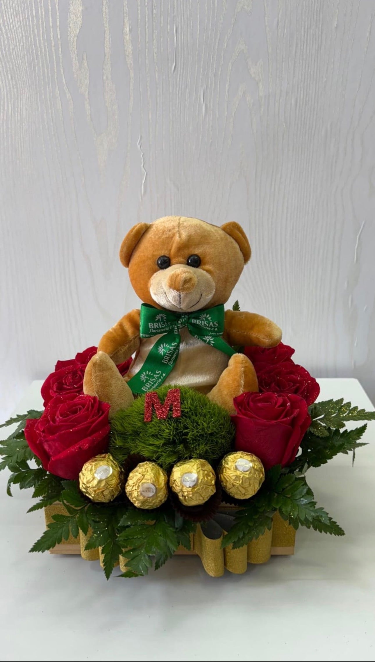 Ramo con rosas, ferrero y peluche