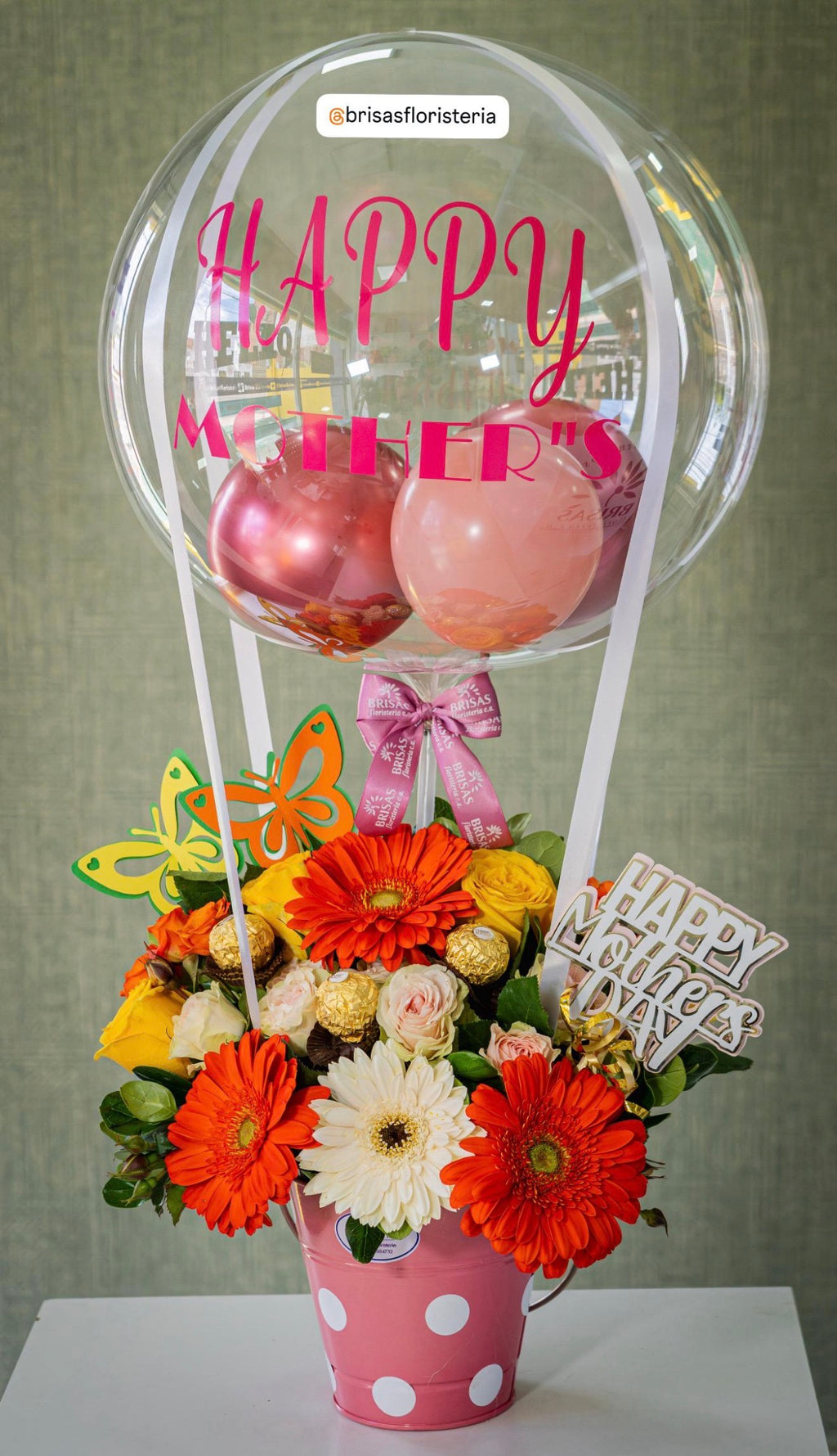 Arreglo con variedad de flores y globo personalizado