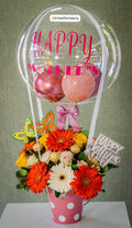 Arreglo con variedad de flores y globo personalizado