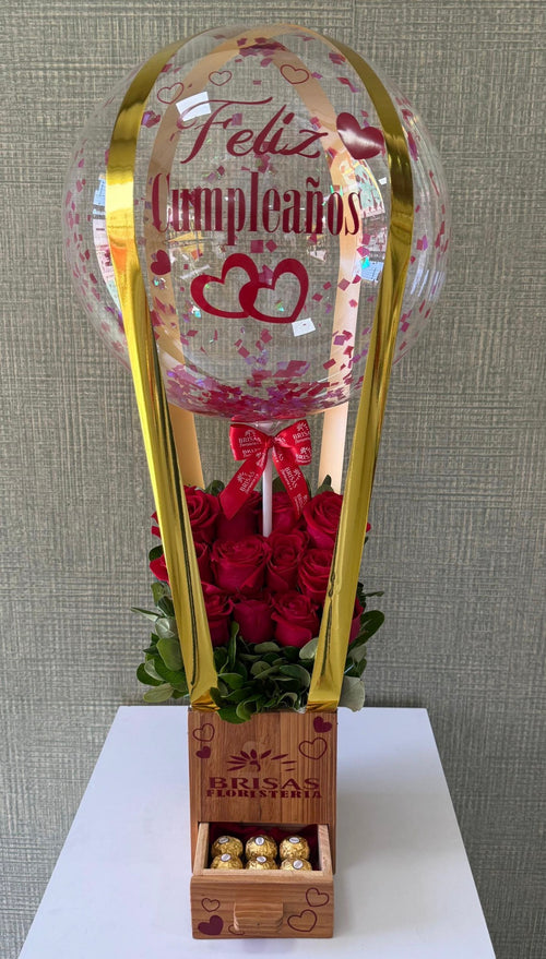 Arreglo con variedad de flores y globo personalizado