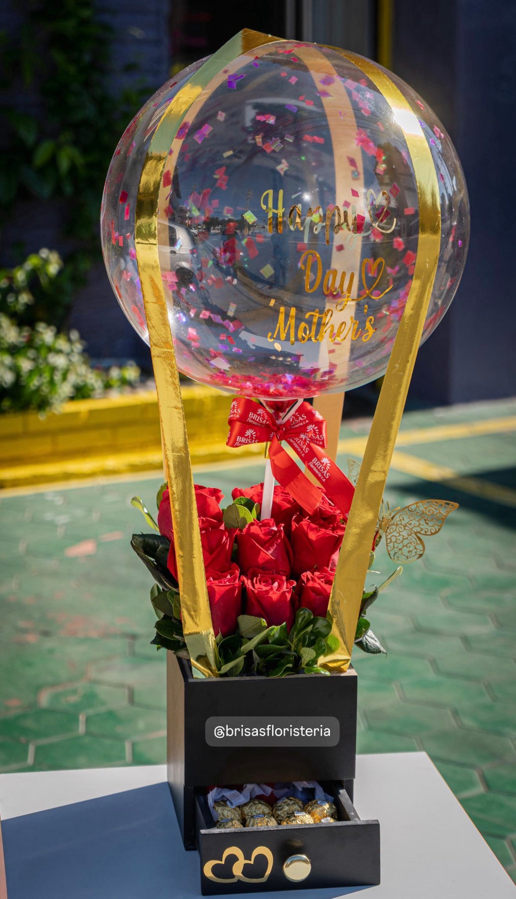 Arreglo con variedad de flores y globo personalizado