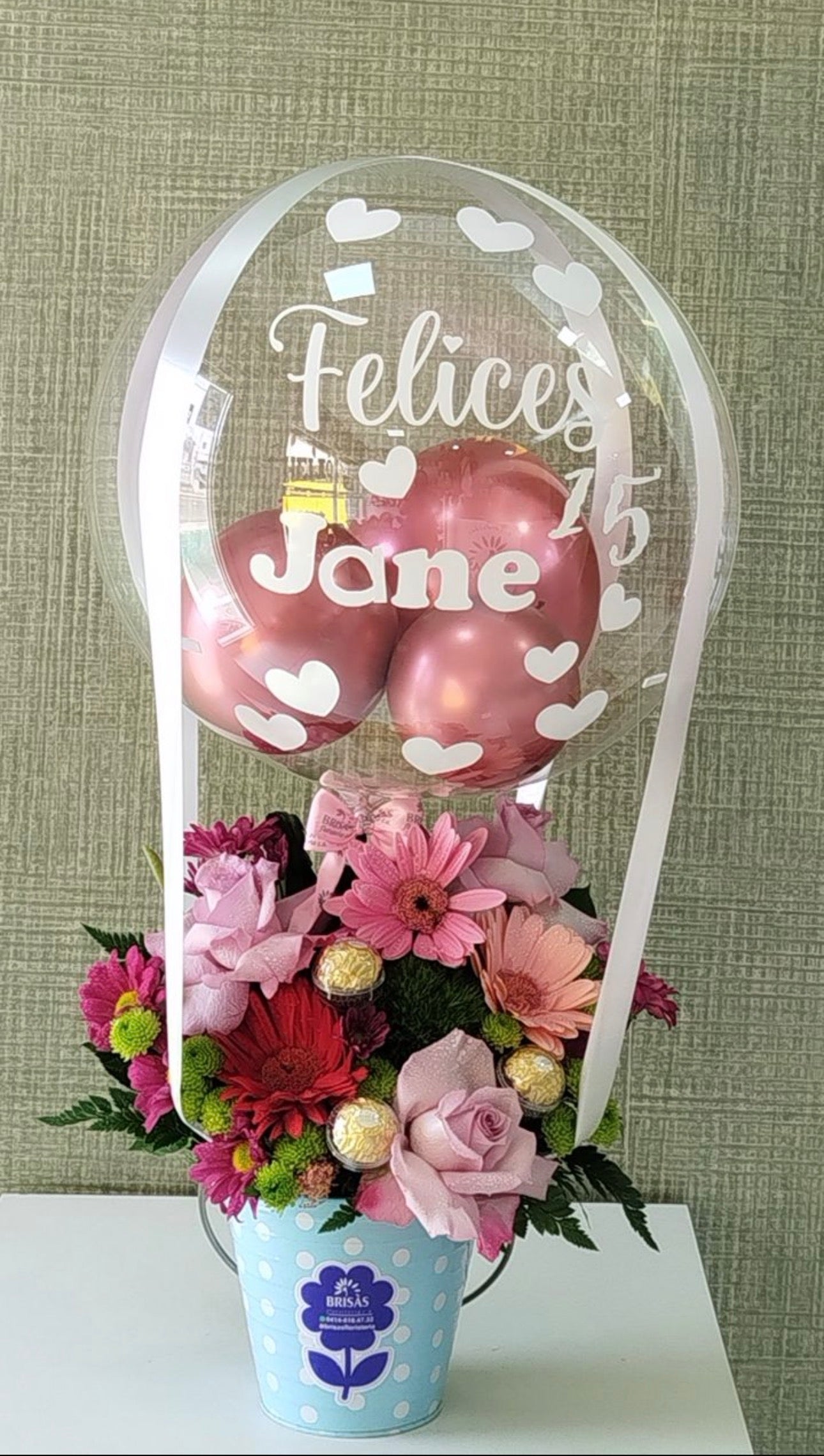 Arreglo con variedad de flores y globo personalizado
