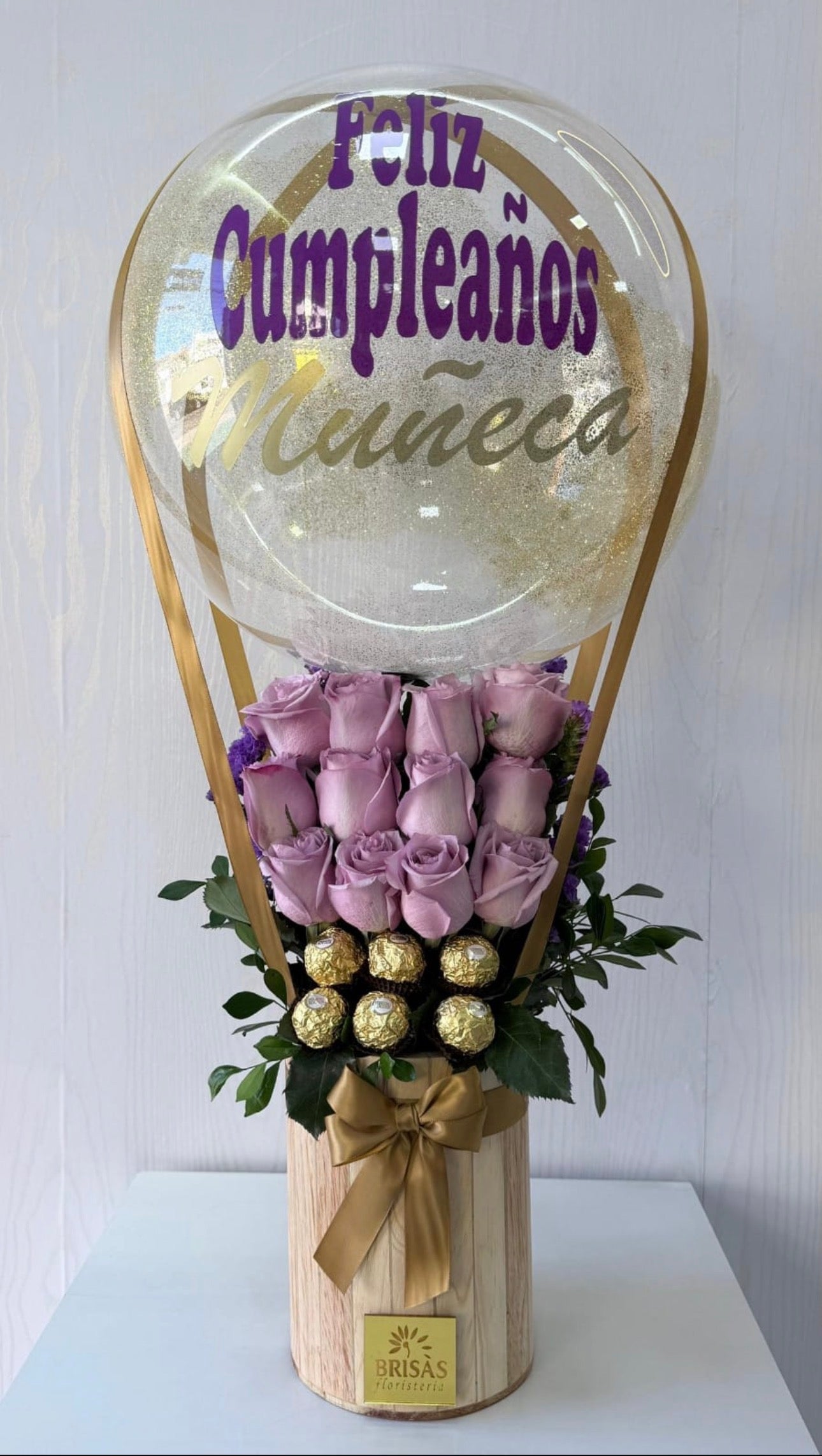 Arreglo con variedad de flores y globo personalizado