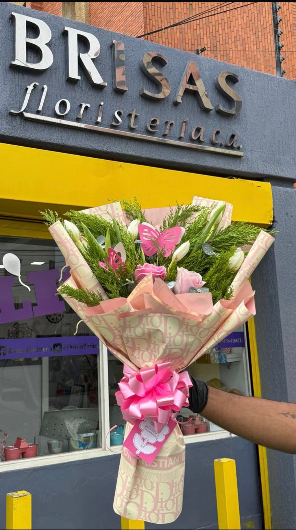 Bouquet con tulipanes y rosas