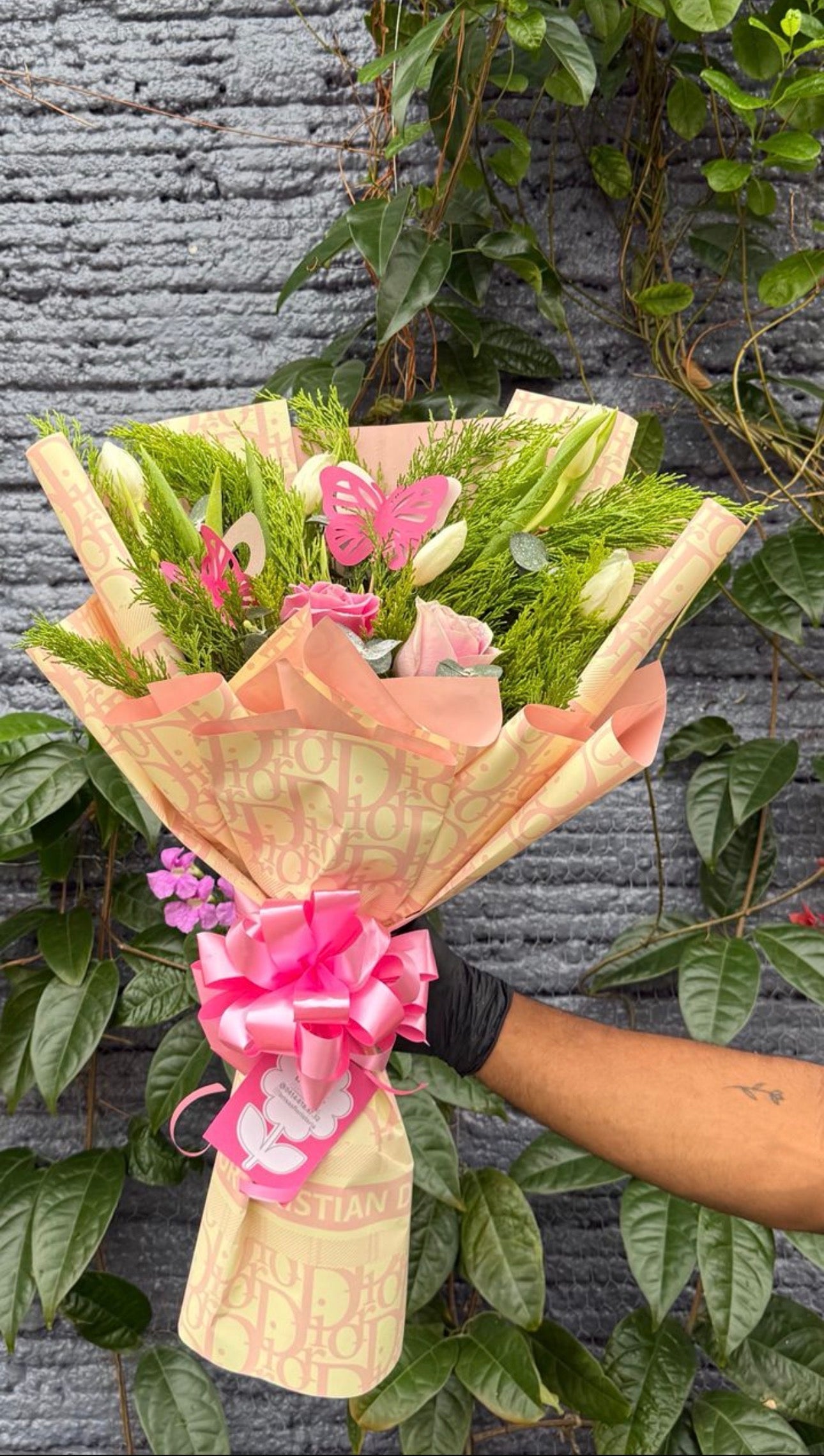 Bouquet con tulipanes y rosas